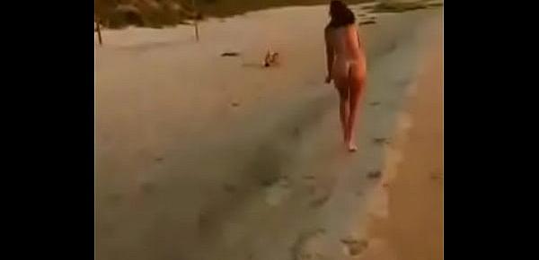  Argentina desnuda en la playa y perro le roba la tanga 2